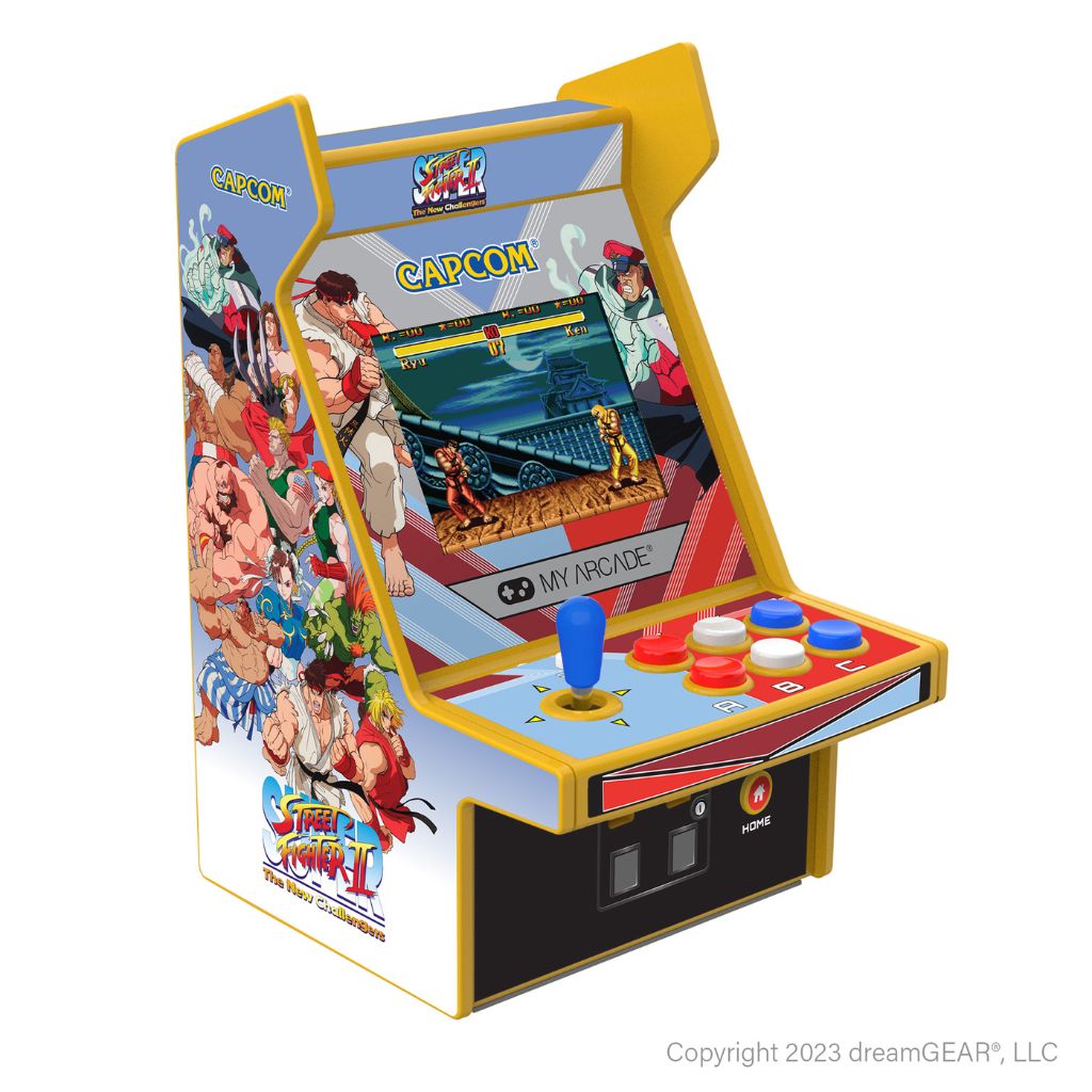 Miniature arcade machine with Capcom branding and 'Street Fighter II' artwork on a white background.