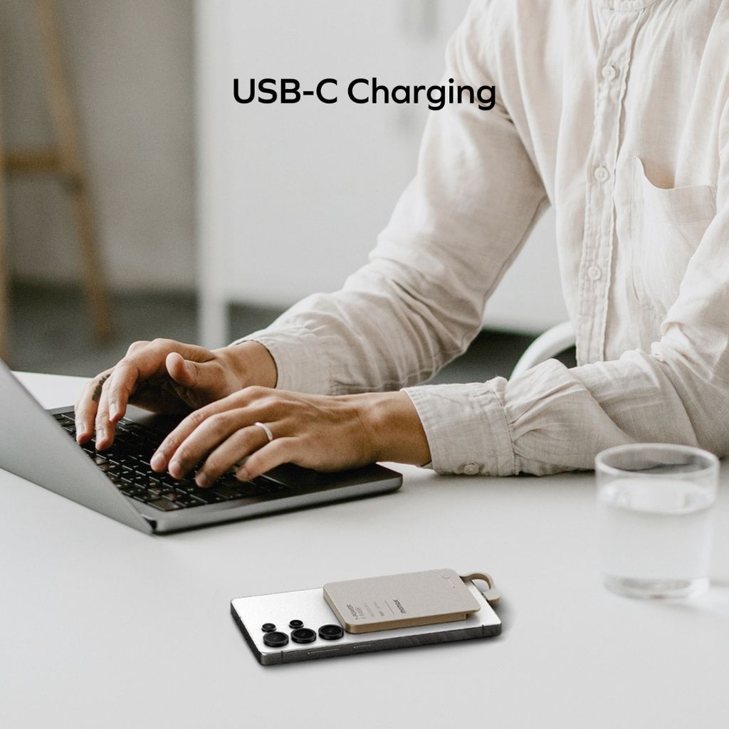 Momax 1-Power F.Pass+ 3000 mAh Power Bank With Built-In Cable & Magnetic Attachment