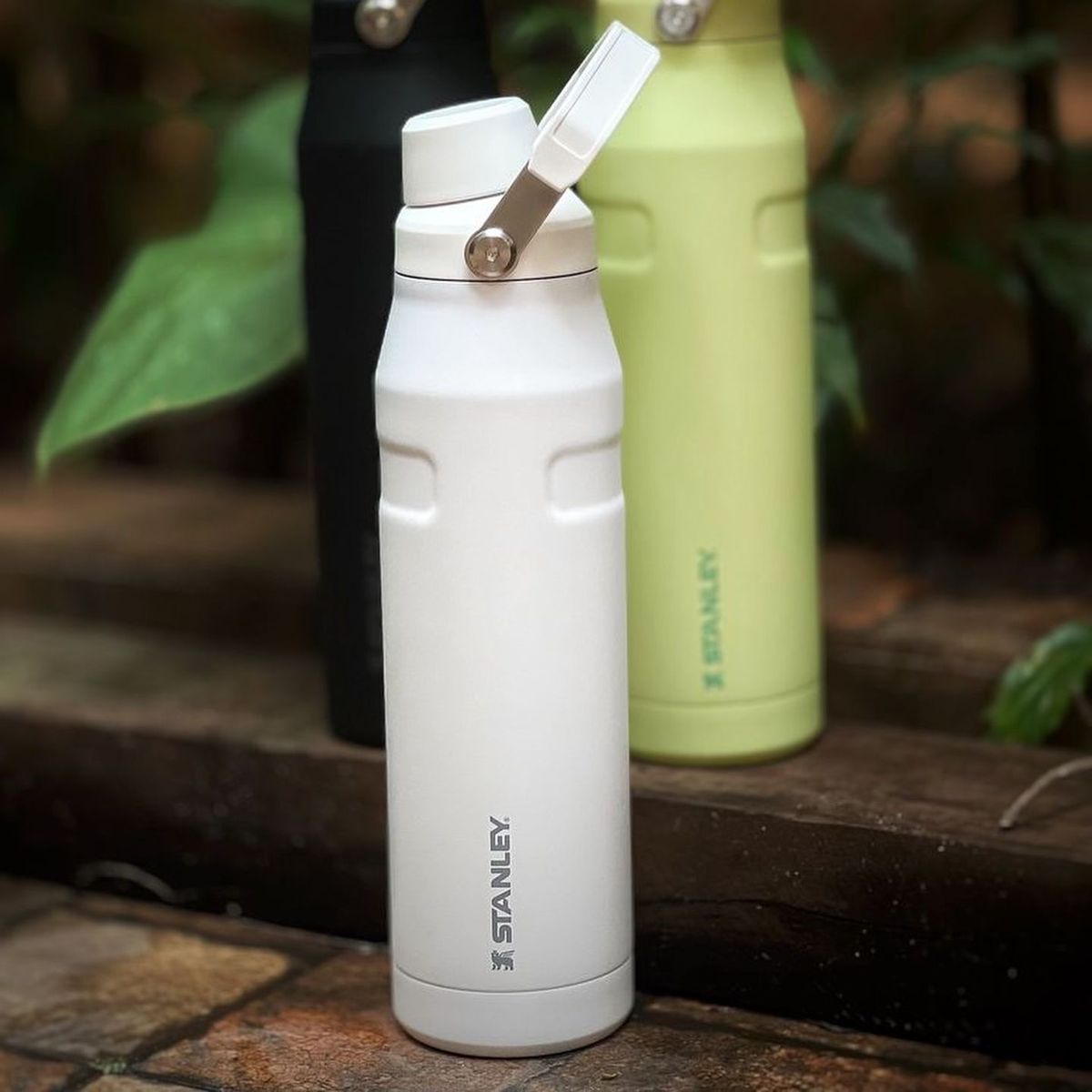 Stanley Aerolight IceFlow Water Bottle Fast Flow 0.6L/20oz Frost | White